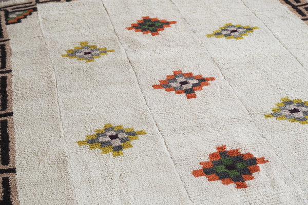 Tsug Den Carpet Mentok Chakri