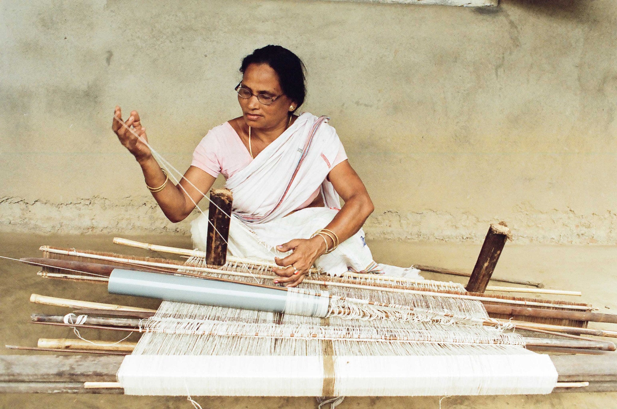 Scarf made from organic peace silk on a handloom in India. Eri silk scarf from India handspun and handwoven in a cream color. Organic and natural material, 100% peace silk. Slow and ethically made.  