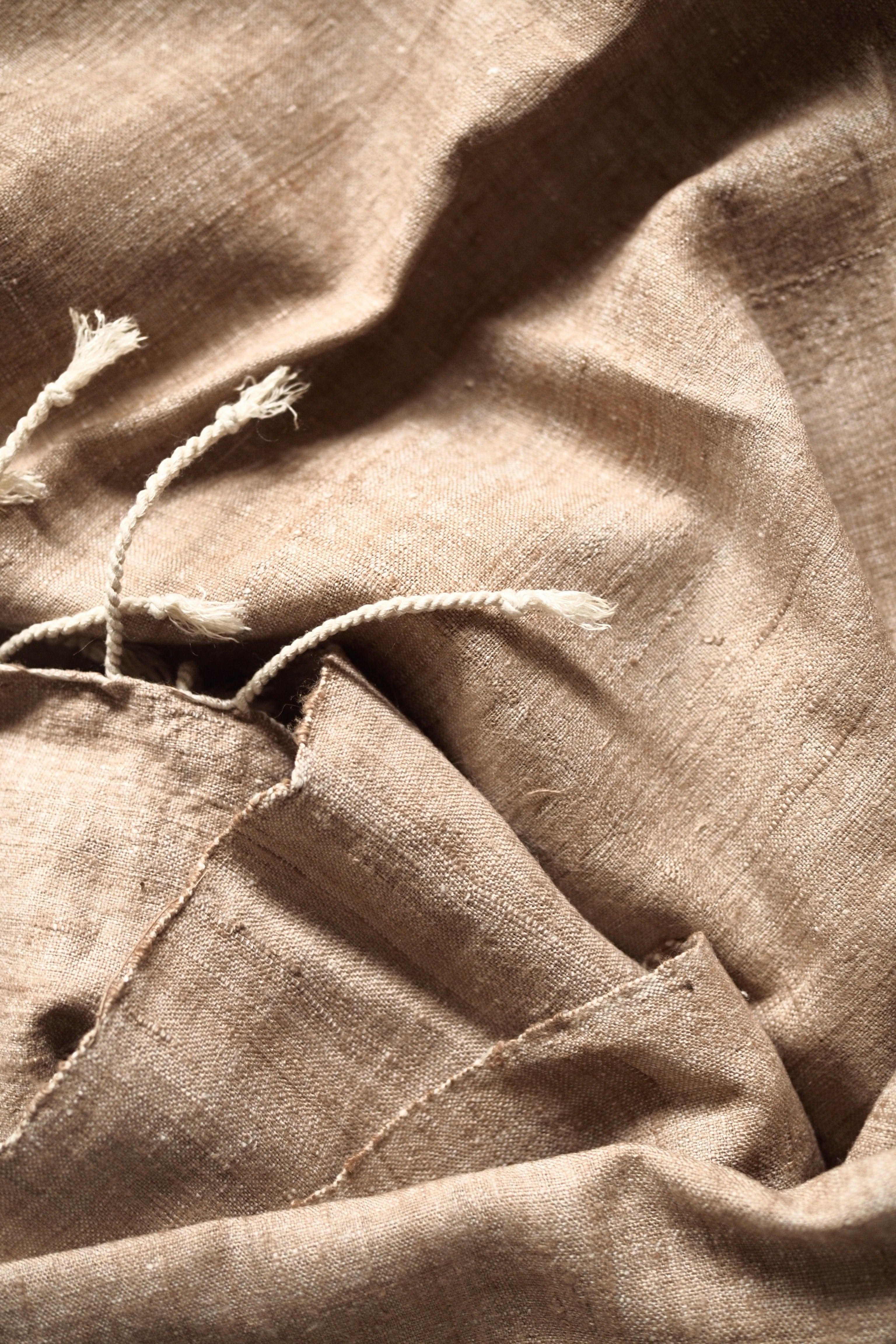 Scarf made from organic peace silk on a handloom in India. Eri silk scarf from India handspun and handwoven in a mauve color. Naturally dyed with areca nuts. Organic and natural material, 100% peace silk. Slow and ethically made.  