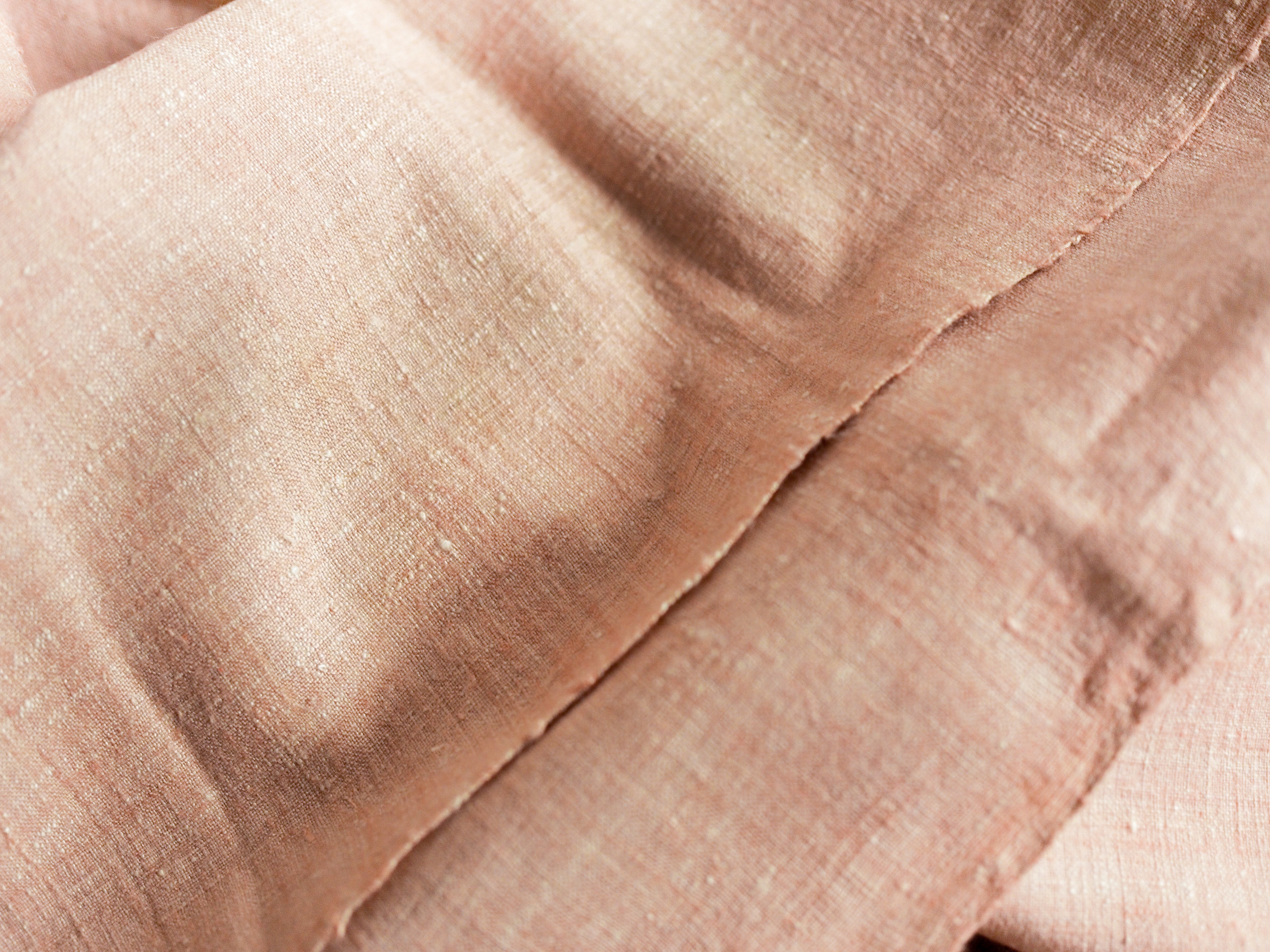 Scarf made from organic peace silk on a handloom in India. Eri silk scarf from India handspun and handwoven in a red color. Naturally dyed with Indian madder roots. Organic and natural material, 100% peace silk. Slow and ethically made.  