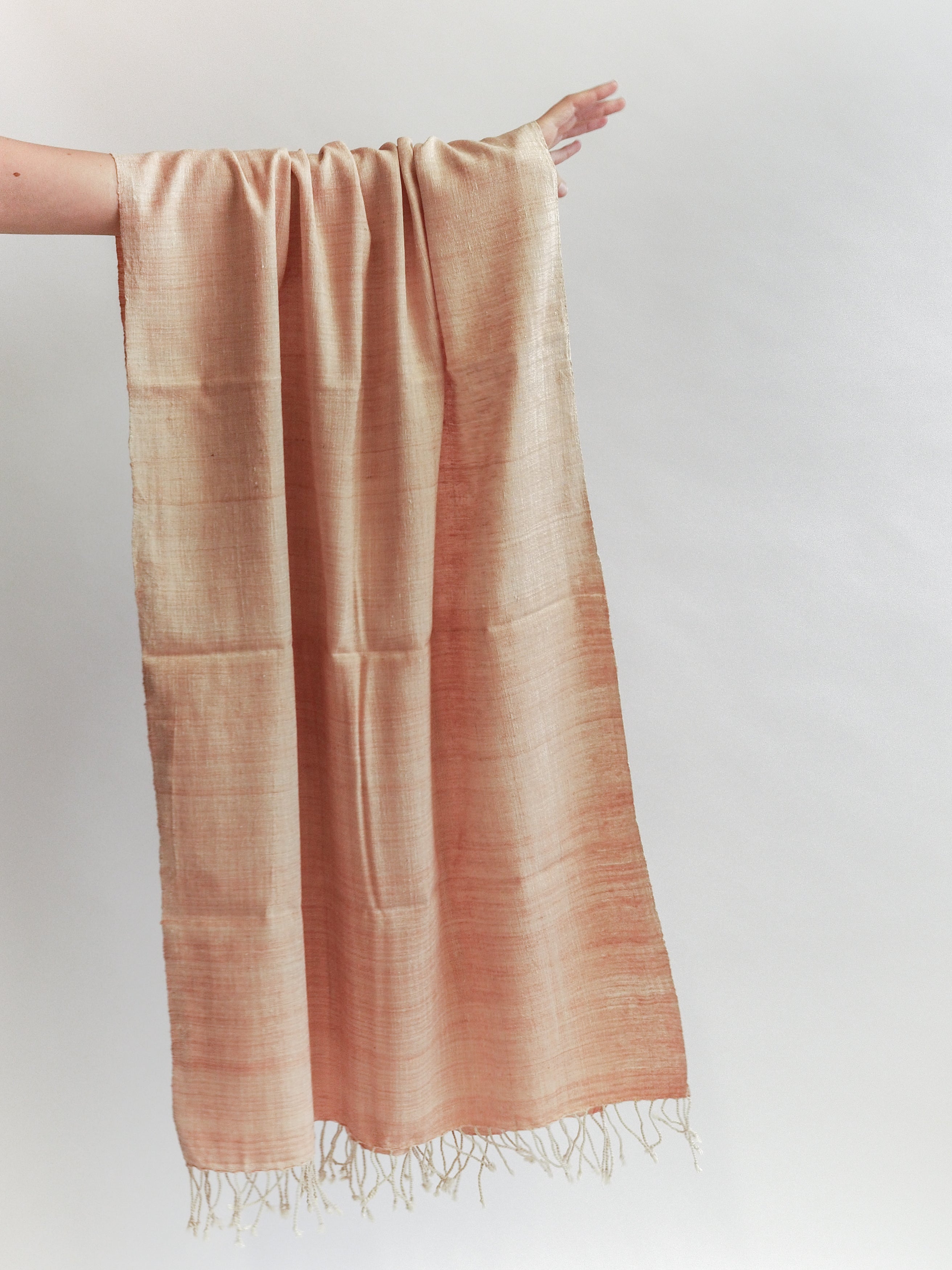 Scarf made from organic peace silk on a handloom in India. Eri silk scarf from India handspun and handwoven in a red color. Naturally dyed with Indian madder roots. Organic and natural material, 100% peace silk. Slow and ethically made.  