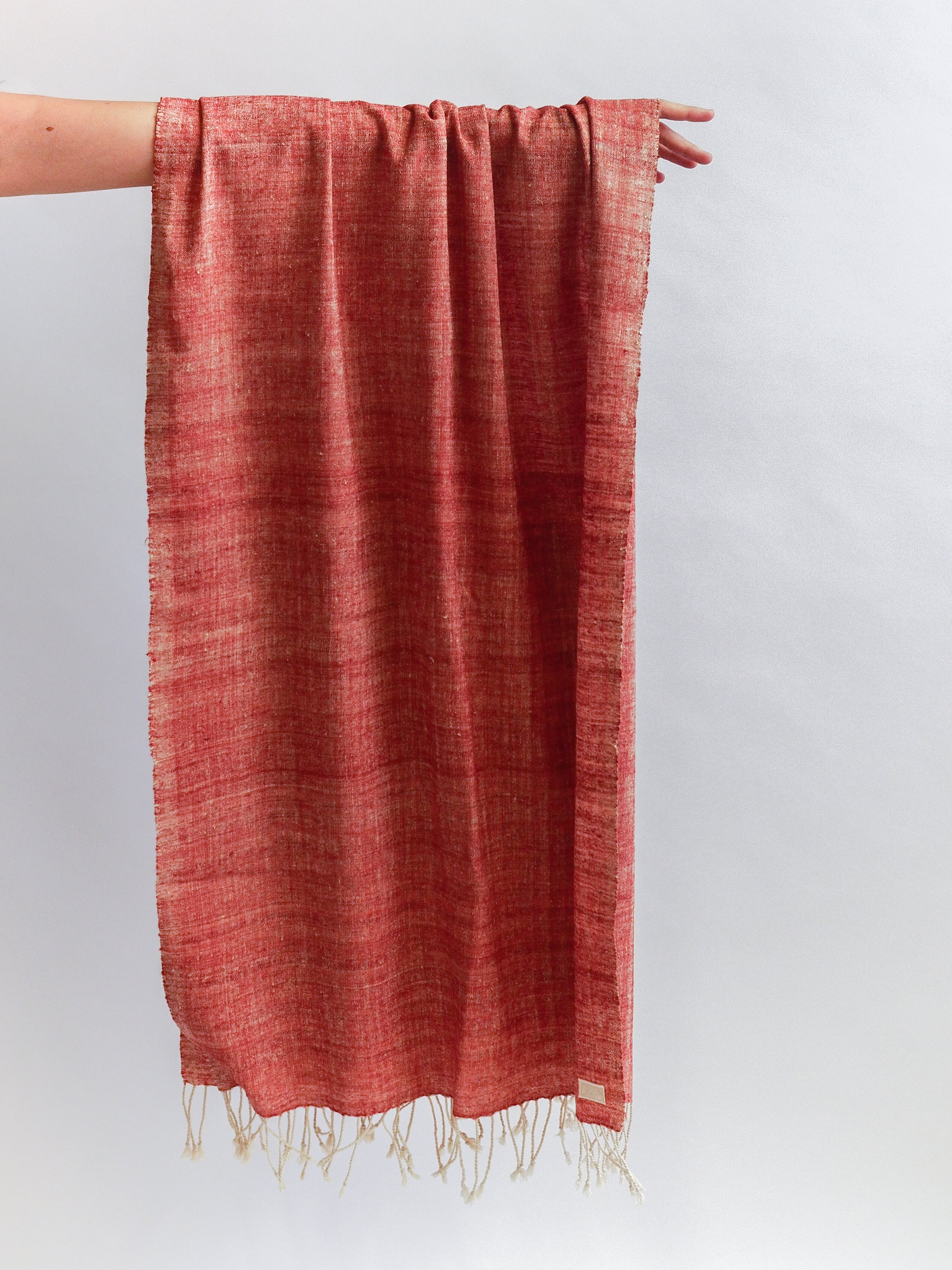 Scarf made from organic peace silk on a handloom in India. Eri silk scarf from India handspun and handwoven in a red color. Naturally dyed with Indian madder roots. Organic and natural material, 100% peace silk. Slow and ethically made.  