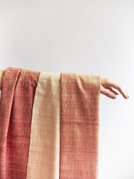 Scarf made from organic peace silk on a handloom in India. Eri silk scarf from India handspun and handwoven in a red color. Naturally dyed with Indian madder roots. Organic and natural material, 100% peace silk. Slow and ethically made.  