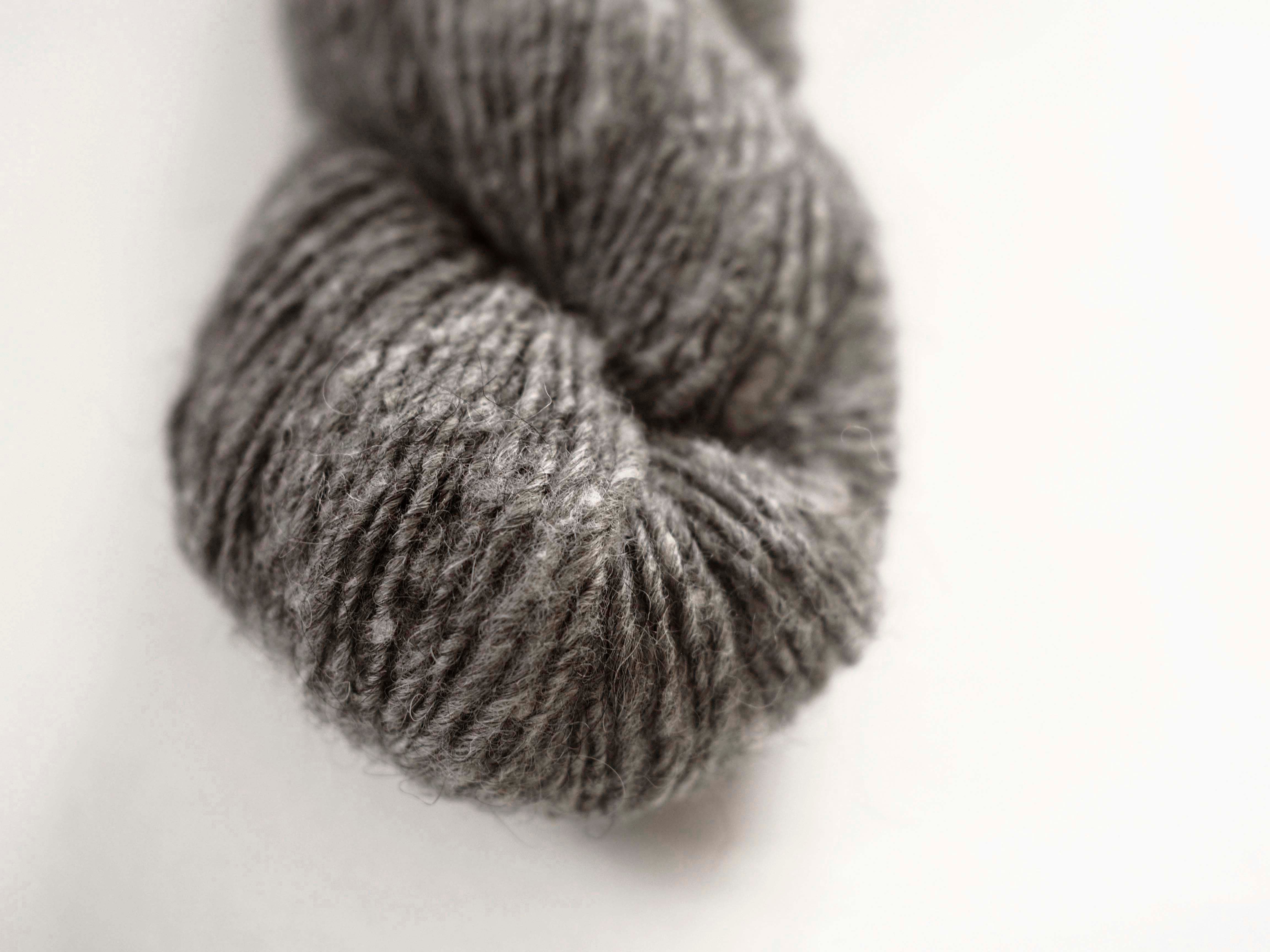 Handspun Sheepwool yarn from the Himalayas undyed and organic.