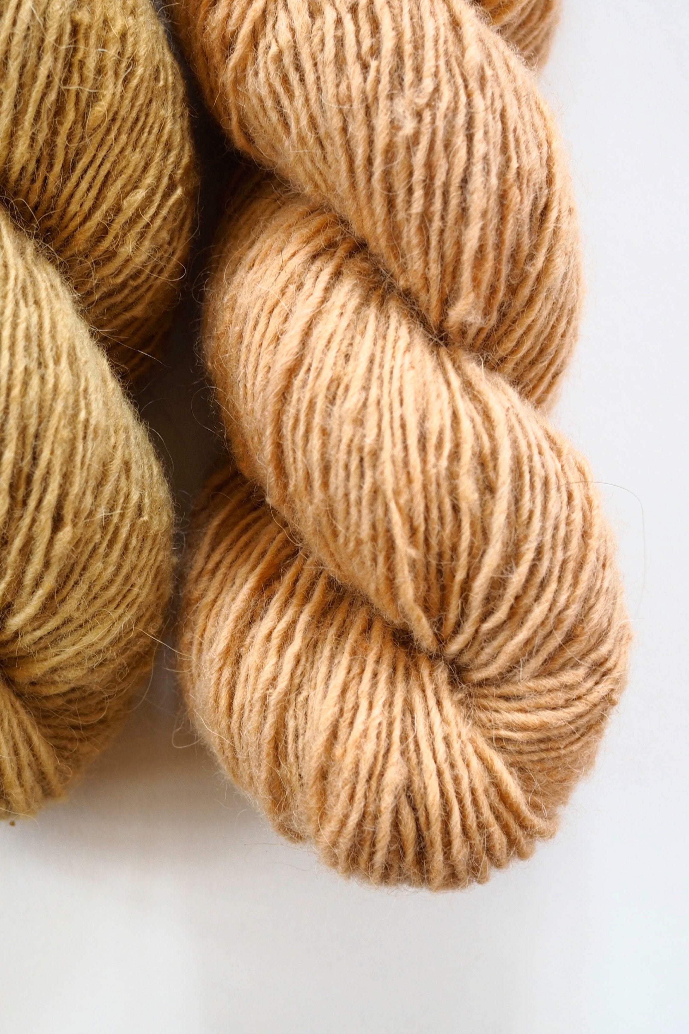 Handspun Sheepwool yarn from the Himalayas naturally dyed with cutch. Organic fine wool from the Changthang Plateau in the Himalayas, Ladakh.
