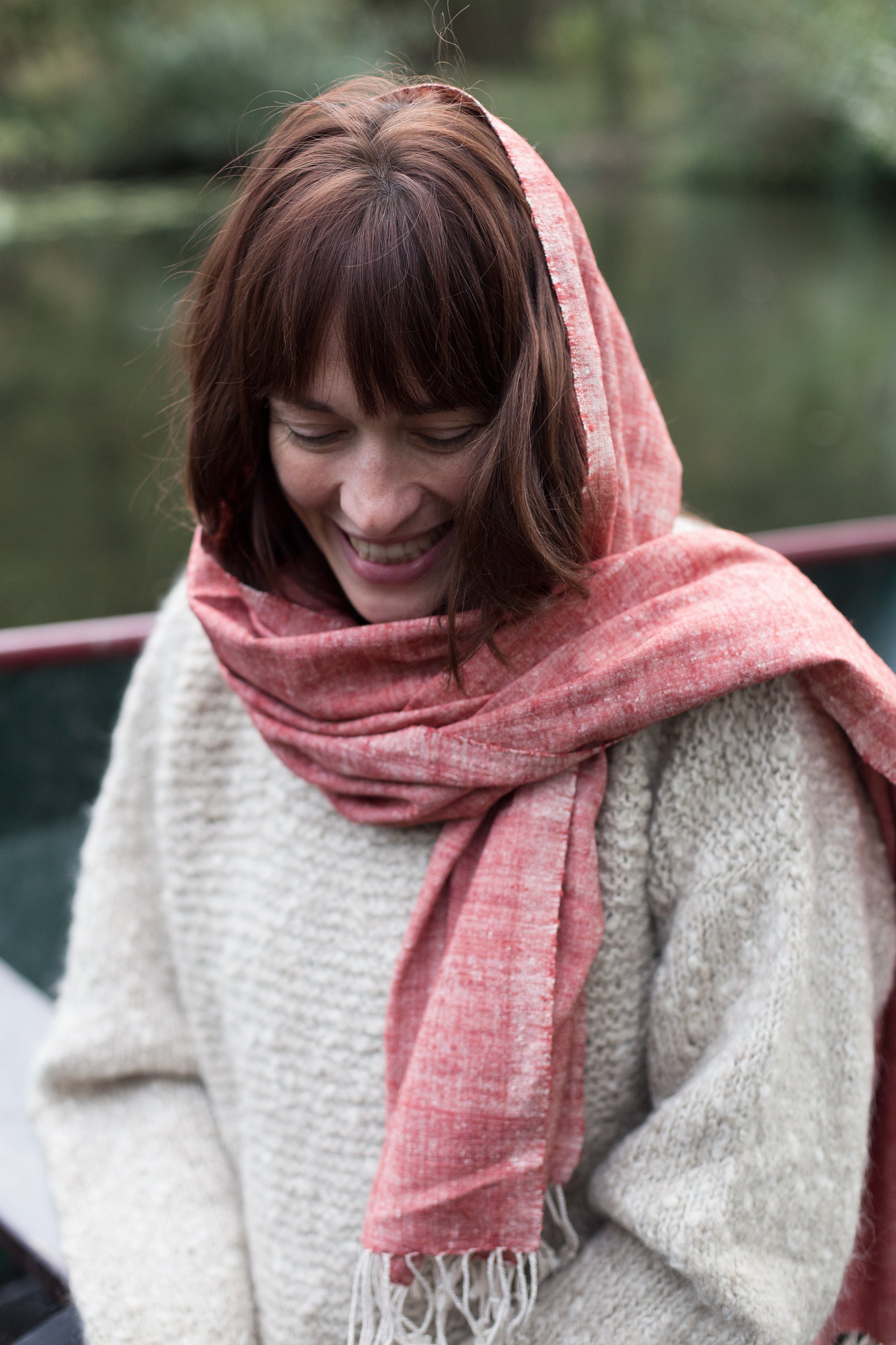 Scarf made from organic peace silk on a handloom in India. Eri silk scarf from India handspun and handwoven in a red color. Naturally dyed with Indian madder roots. Organic and natural material, 100% peace silk. Slow and ethically made.  