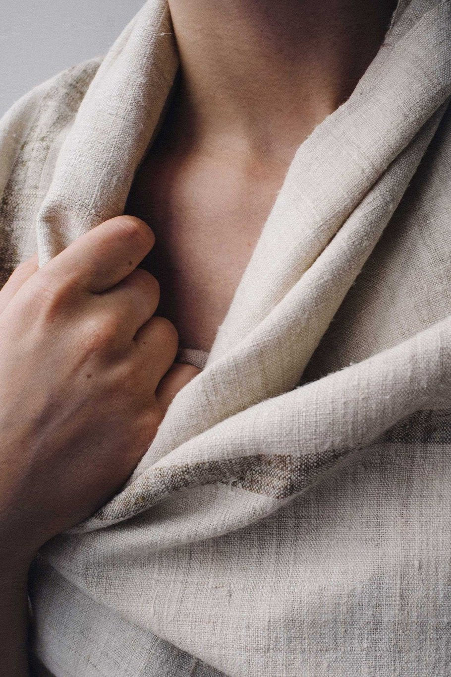 Scarf made from organic peace silk on a handloom in India. Eri silk scarf from India handspun and handwoven in a cream color. Organic and natural material, 100% peace silk. Slow and ethically made.  