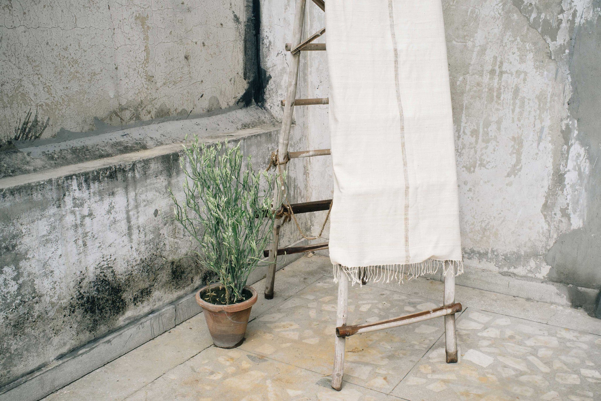 Scarf made from organic peace silk on a handloom in India. Eri silk scarf from India handspun and handwoven in a cream color. Organic and natural material, 100% peace silk. Slow and ethically made.  