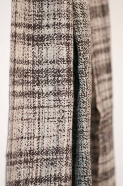 Scarf made from organic Himalayan lambswool on a handloom in India. A beautiful soft lambswool handspun and handwoven in Himachal Pradesh, India. Organic and natural material, 100% lambswool. Slow and ethically made.  