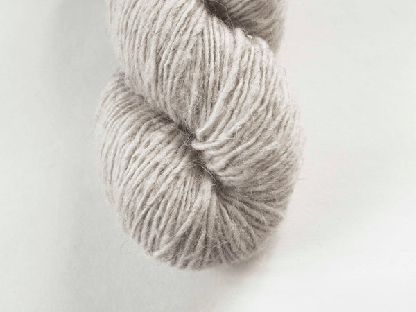Handspun Sheepwool yarn from the Himalayas undyed and organic.