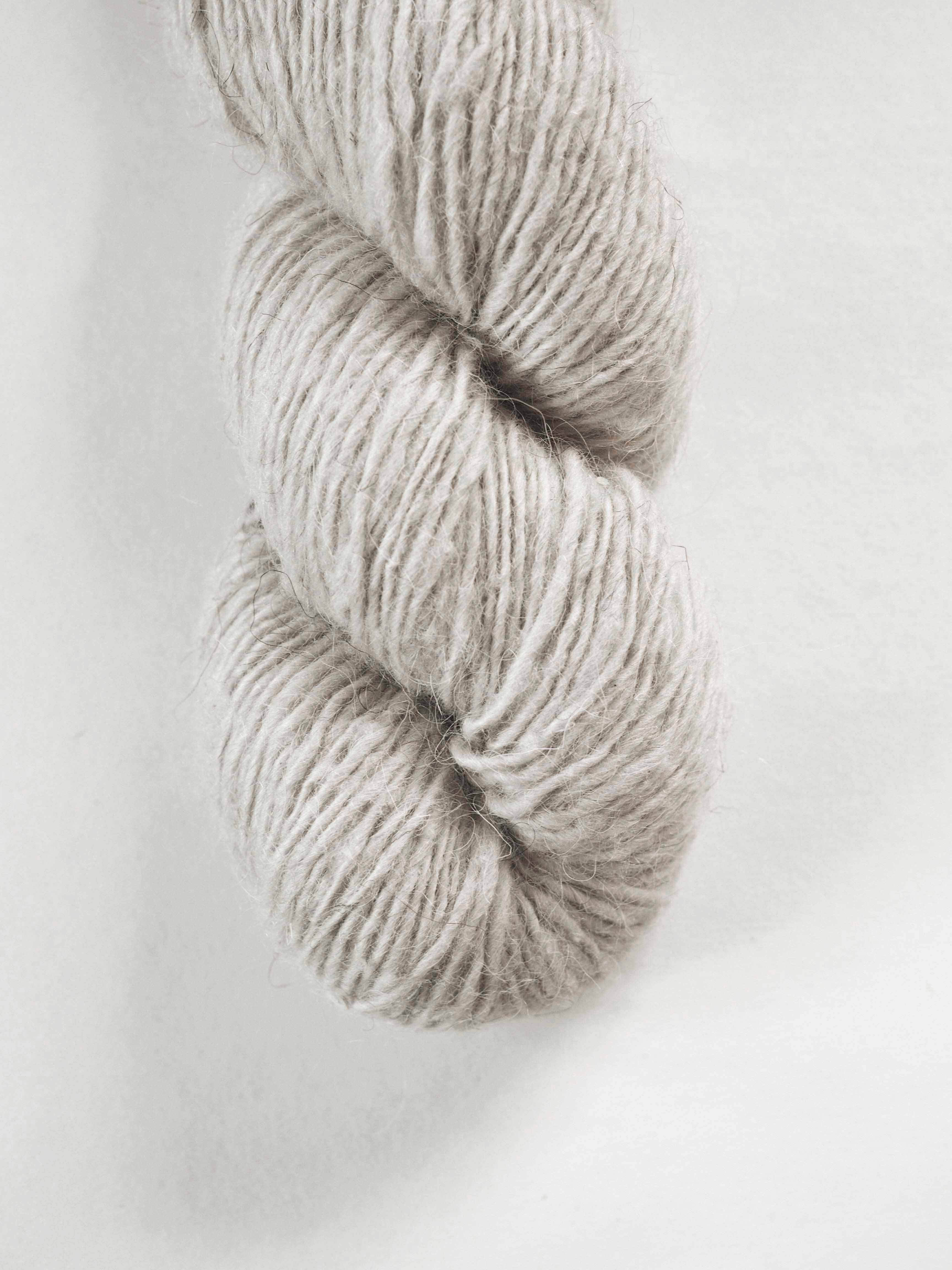 Handspun Sheepwool yarn from the Himalayas undyed and organic.